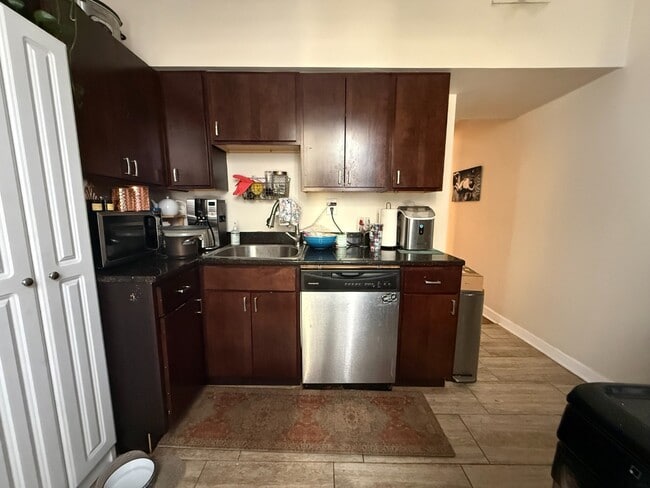Building Photo - Rogers Park 2 Bed 1 Bath With Central AC & Heat, Beautiful Sunroom, Dog Friendly, Available July ...