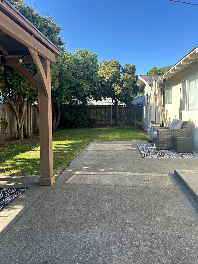 Building Photo - Updated Home