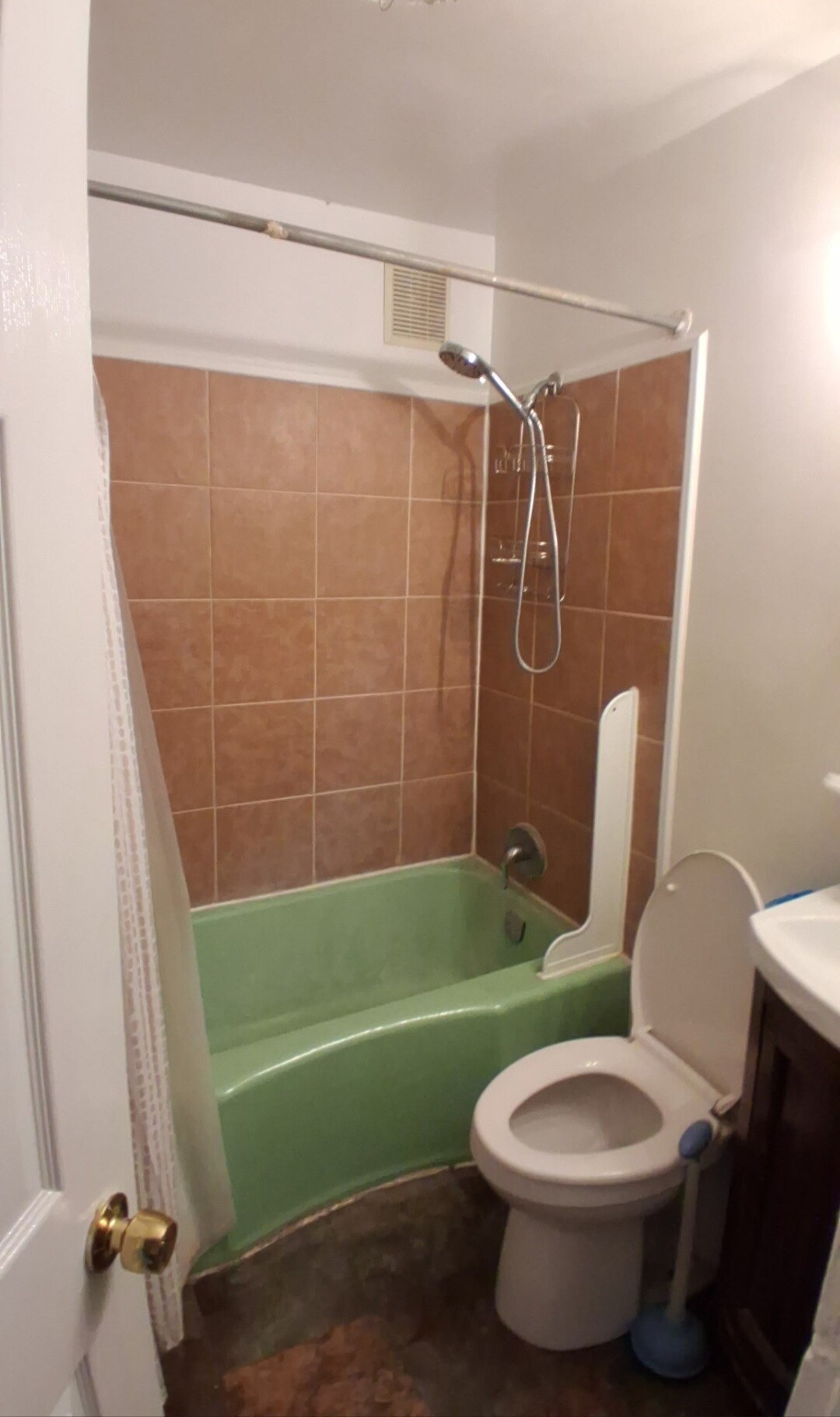 mainfloor bathroom - 4812 Erskine Rd