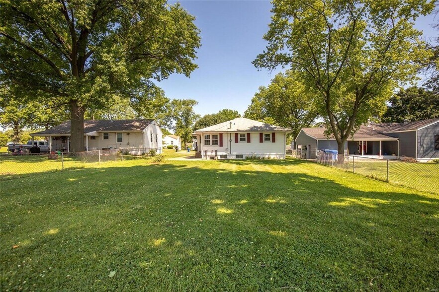 Building Photo - 130 St Maurice Ln