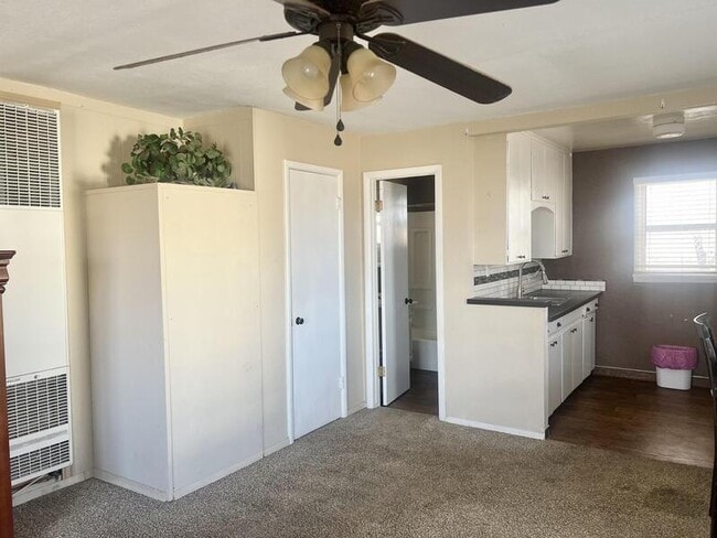 Building Photo - 564 N Main St