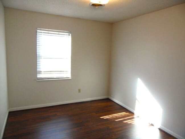 Building Photo - Excellent Mid-Town Martin Location