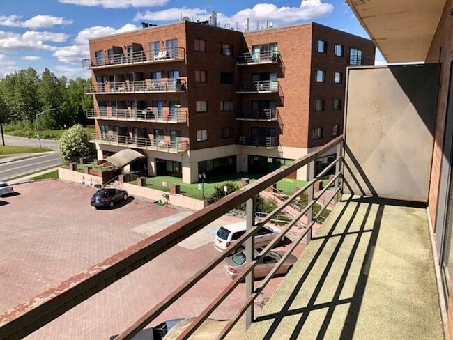 Building Photo - One Bedroom Lakefront Condo with Garage