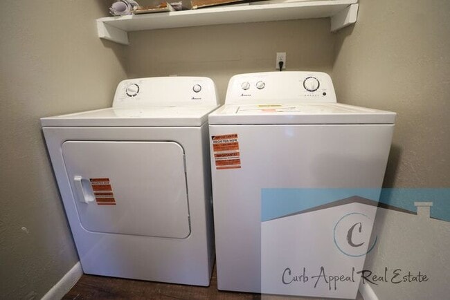 Building Photo - Recently renovated 1 bed, 1 bath apt - washer, dryer and utilities included!!