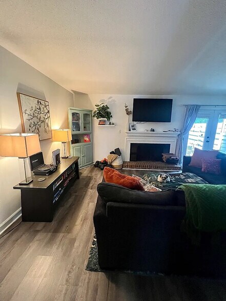 Building Photo - Room in Townhome on Willow Bridge Dr