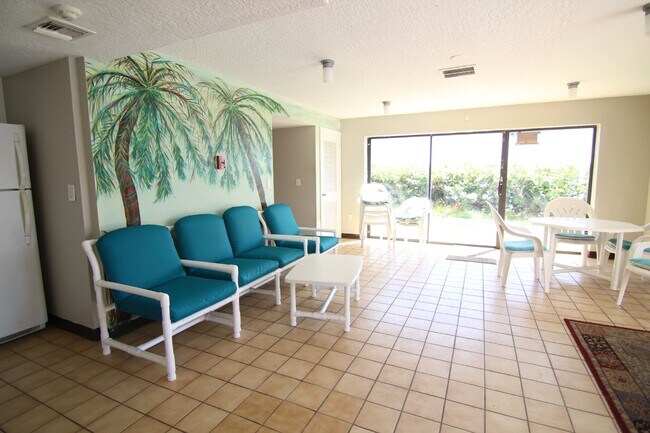 Building Photo - Gorgeous Furnished Direct Ocean Condo in Indialantic