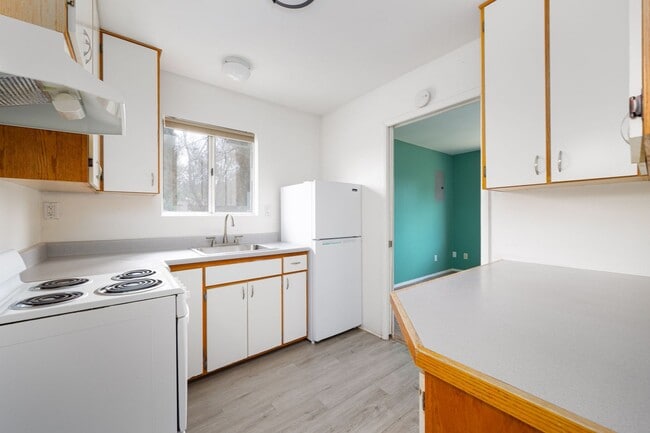 Building Photo - Beautiful Detached 1 Bedroom Home in Lakeside!
