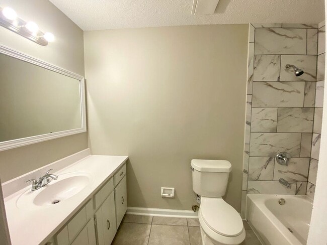 Building Photo - 3 Bed 2 bath in Raleigh / ss appliances an...