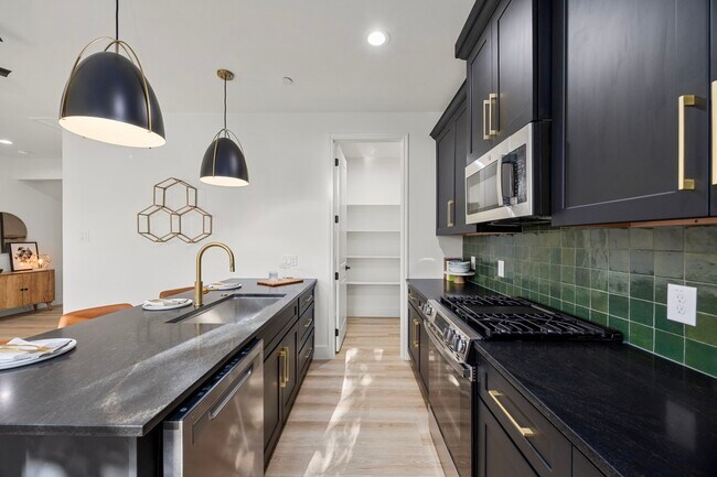 Building Photo - 4611 Dewberry St