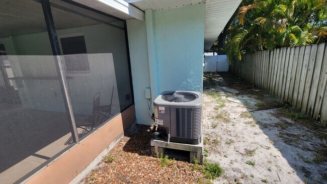 Building Photo - 2/1 w/ Garage in Seminole - Duplex