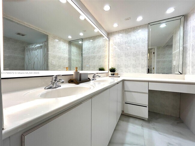 Building Photo - 6039 Collins Ave