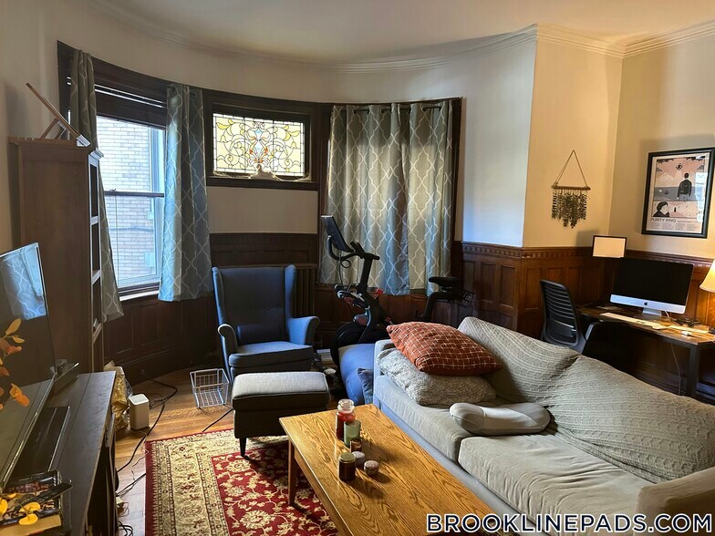 Building Photo - 1748 Beacon St