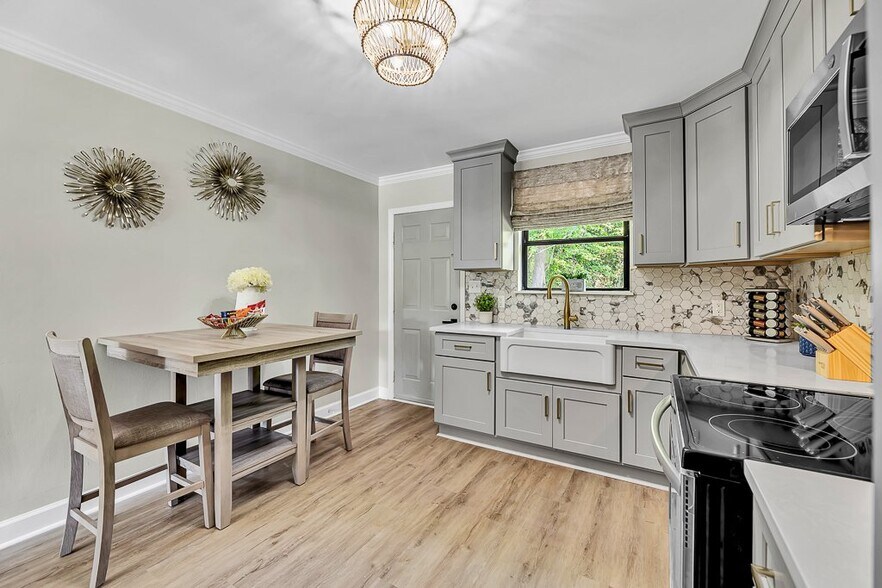 Building Photo - 703 2nd St