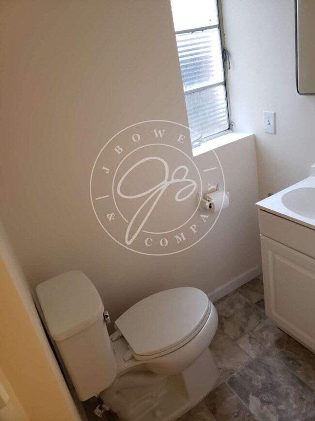 Building Photo - 1 Bedroom Efficiency in Ottawa Hills! All ...