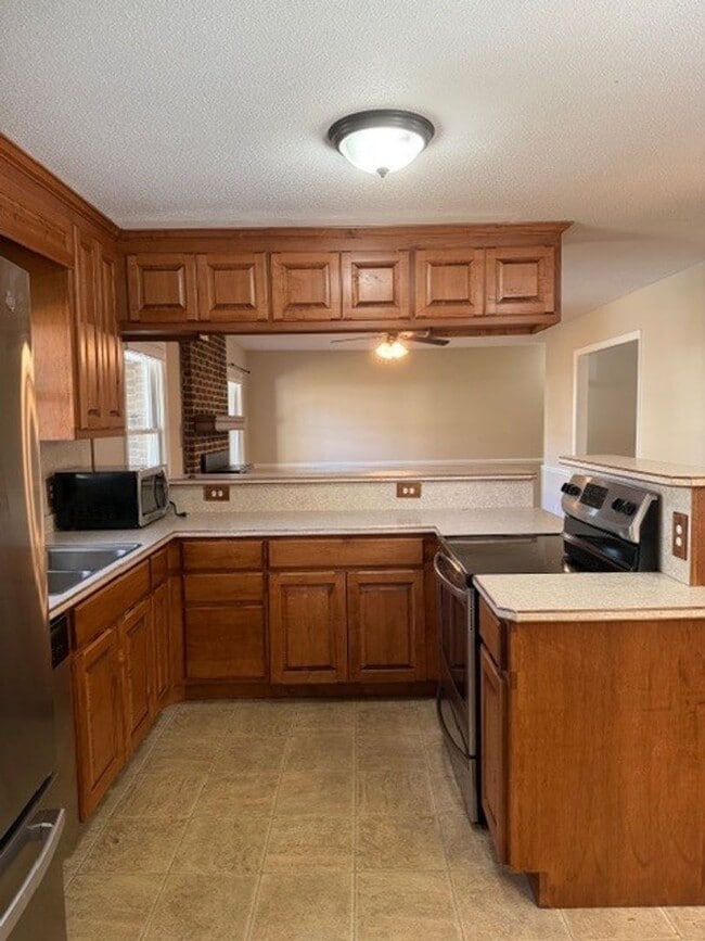 Building Photo - 3 Bedroom/2 Bathroom - Close to SJAFB, Shopping, Restaurants!