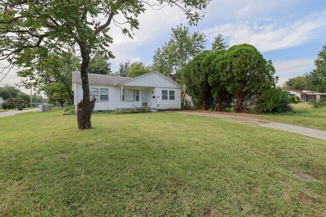 Building Photo - 3 BED 1 BATH! Schedule a tour today!