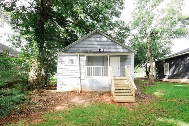 Building Photo - Move-in special: 50% off 1st month's rent – Newly Renovated 2 Bedroom Home!