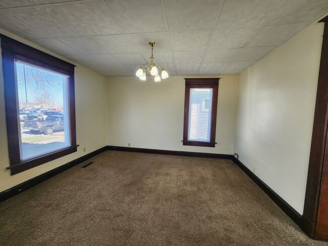 Building Photo - 3 Bedroom House w/Detached Garage!!!