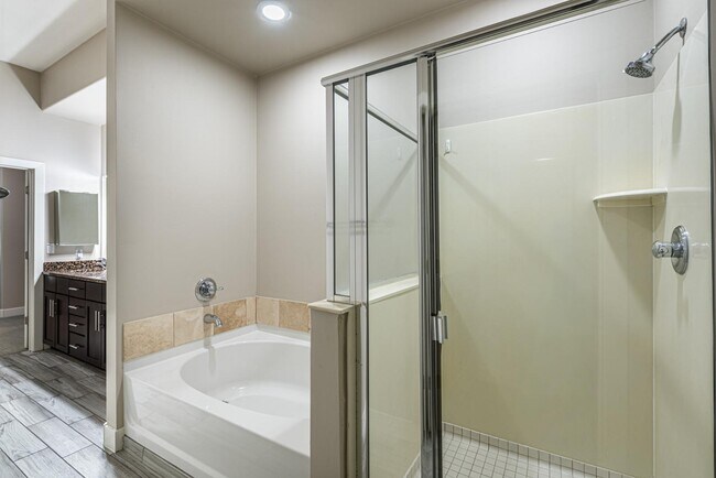 Building Photo - 945 E Playa Del Norte Dr