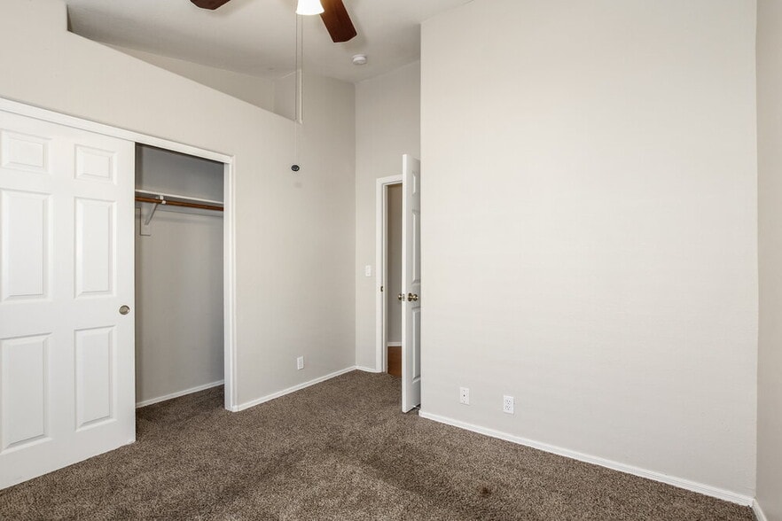 Building Photo - 3319 W Louise Dr