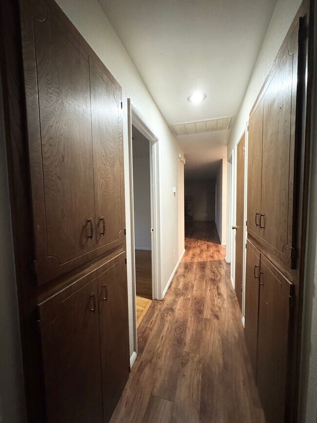 Building Photo - Westside - Close to Shopping