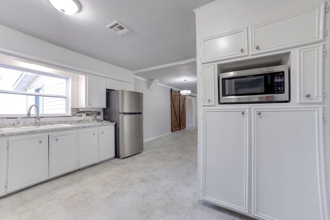 Building Photo - Stunning 4 Bed 3 Bath Home on Quiet Street!