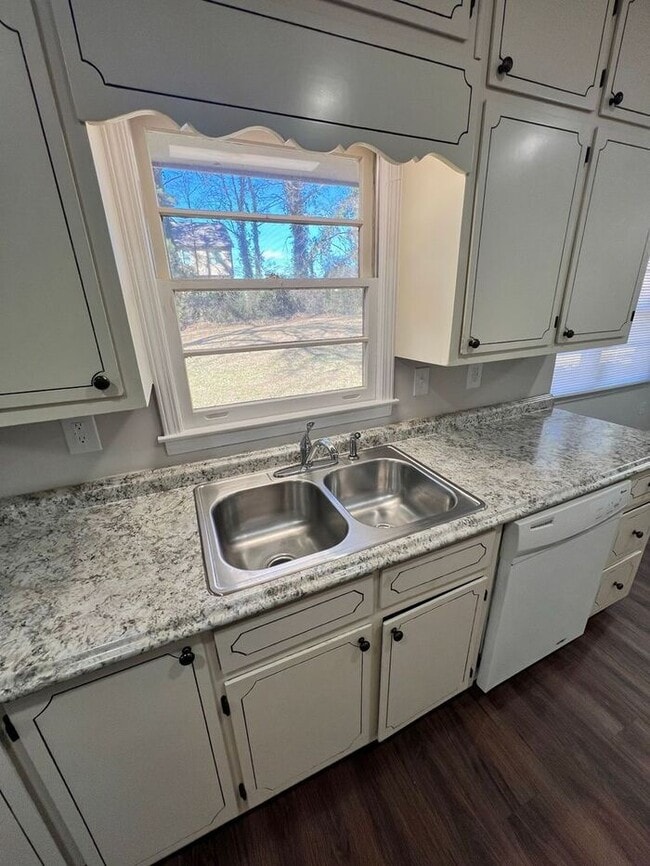 Building Photo - Available now!!! 3 bedroom 2 bath in Lilburn