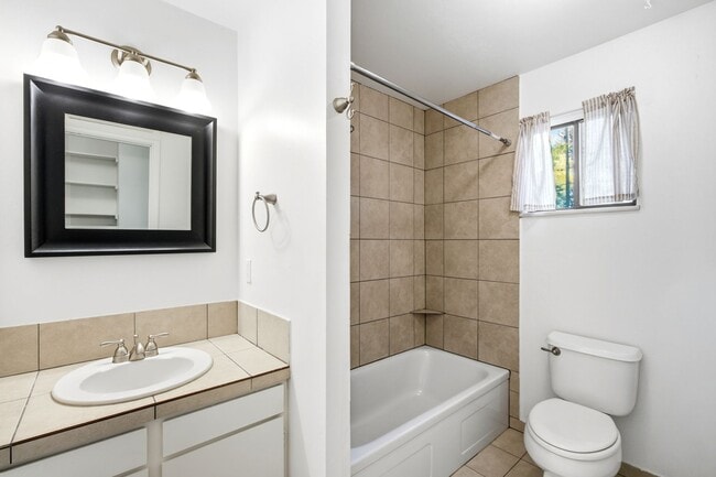 Building Photo - Charming house for rent, with laundry machines included and fenced yard.