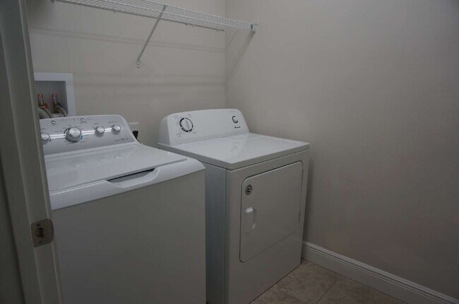 Building Photo - Charming 2-Bed, 2-Bath Townhouse Retreat i...