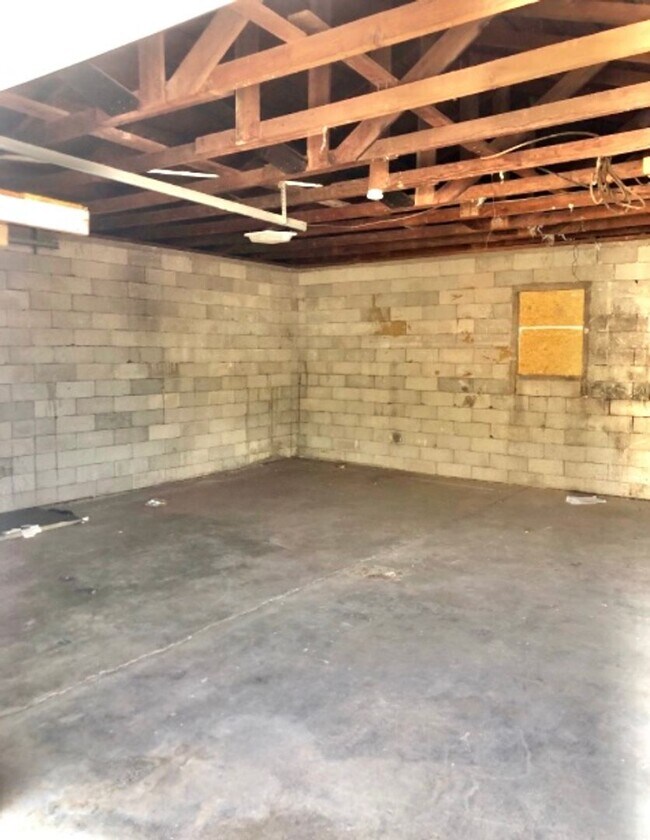 Building Photo - 3 Bed 2 Bath Home Now Available!