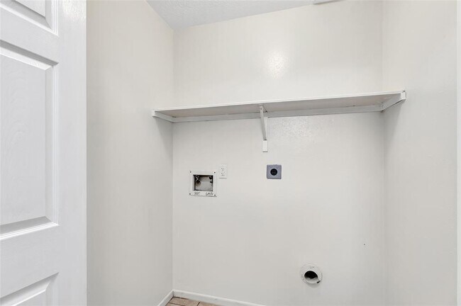 Building Photo - 9834 Bobolink Dr