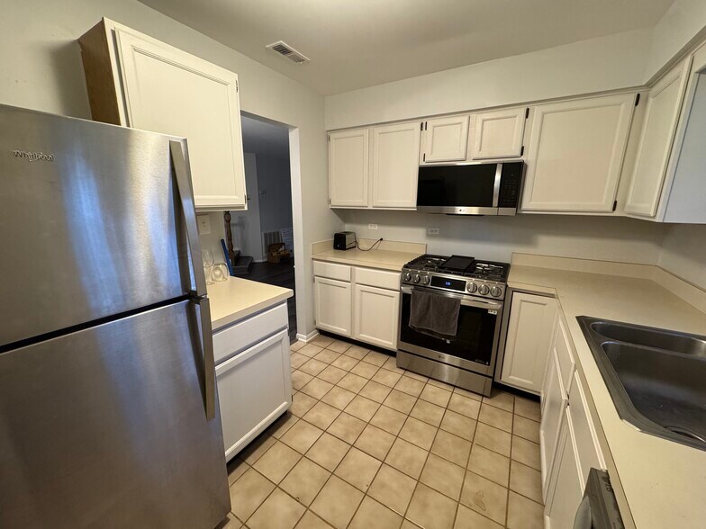 Building Photo - 1601 Thames Ct