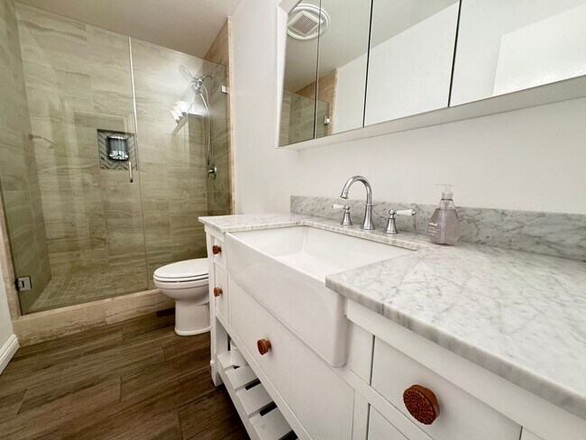 Building Photo - Beautifully Remodeled 1 BD, 1 Mile to beach