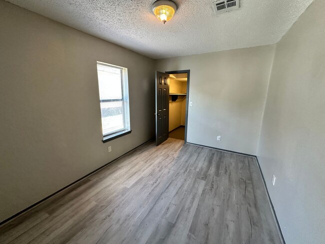 Building Photo - Remodeled 3 bed 1 bath in Central OKC