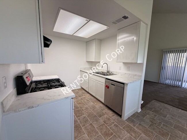 Building Photo - 1601 Cactus Dr