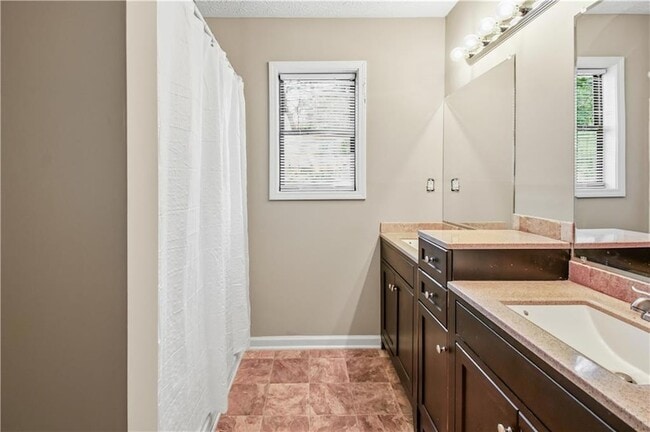 Building Photo - 3950 Lookout Point Dr