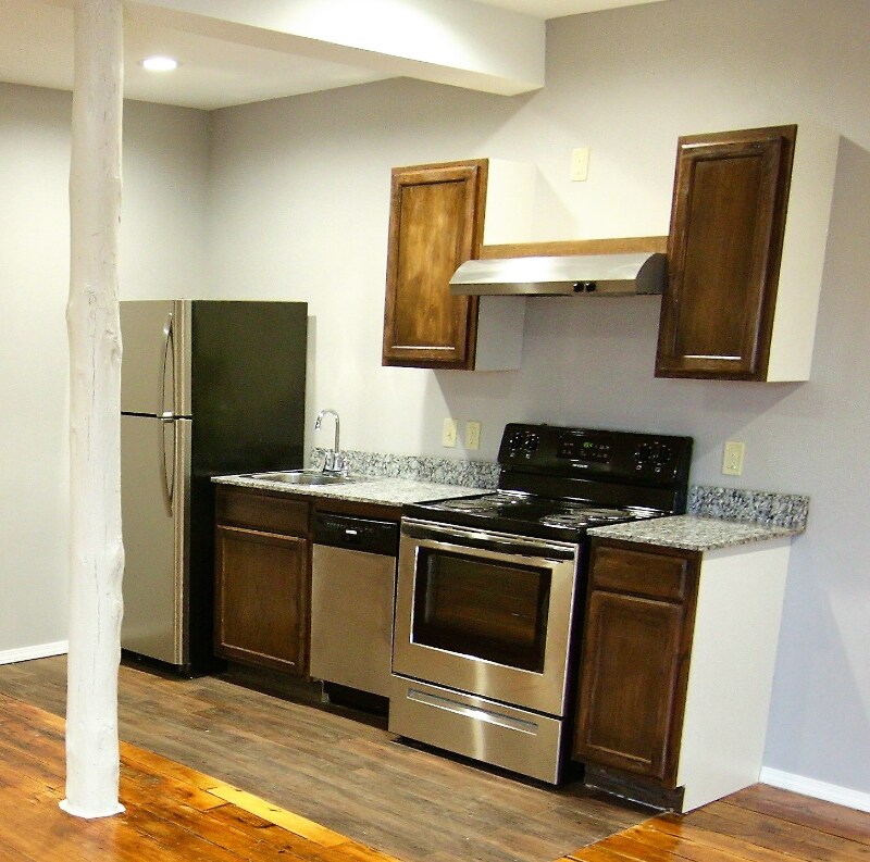 Building Photo - 1306 E 11th St