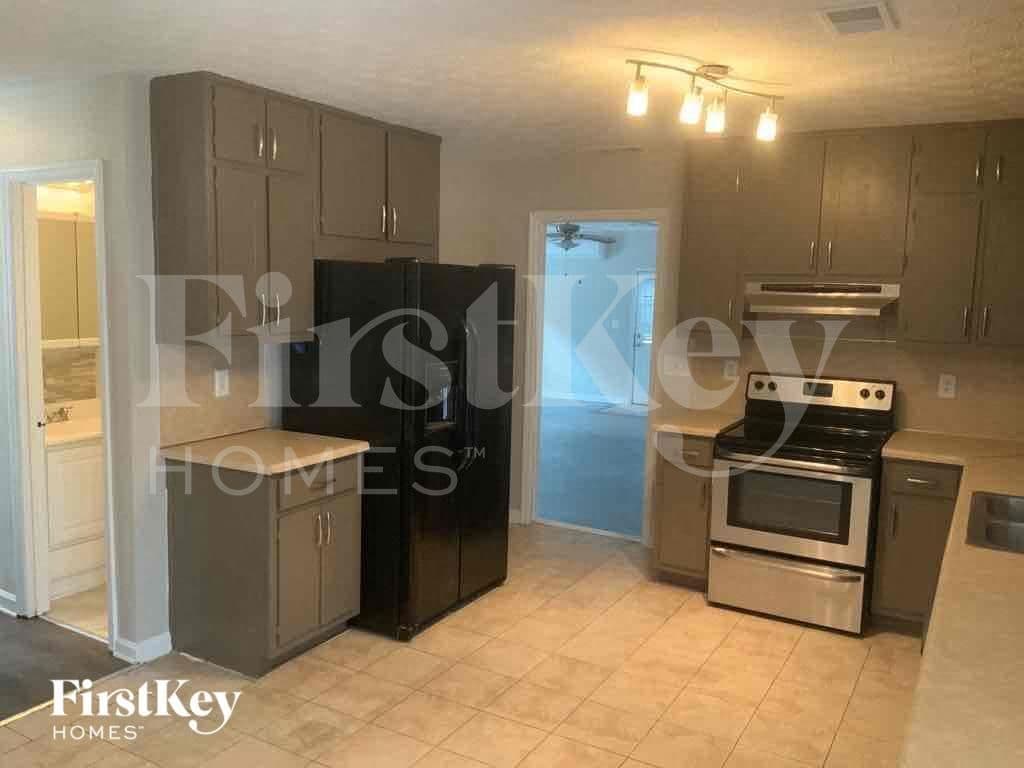 Building Photo - 2215 Rock Springs Rd