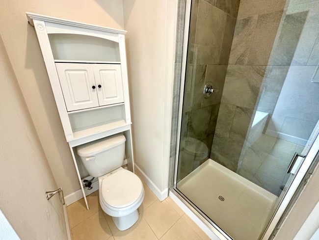 Building Photo - Spacious 3bed/3.5bath Townhome in West Sea...