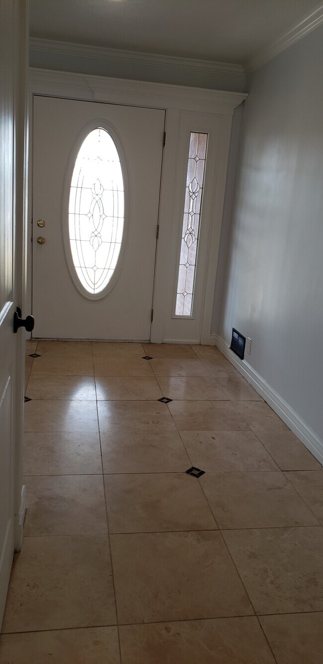 Entrance - 926 N 800 W