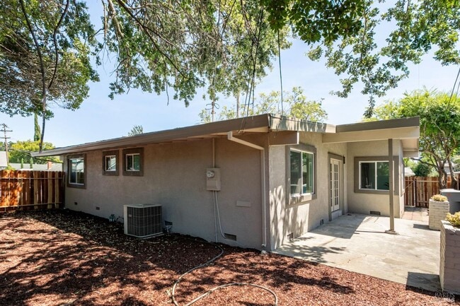 Building Photo - 142 Anita Ct