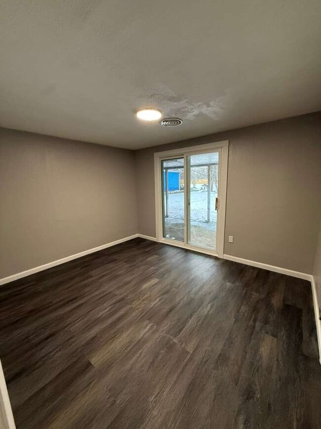 Building Photo - 4095 Sleepy Hollow Rd