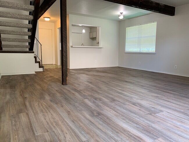 Building Photo - 902 W Edgewater St