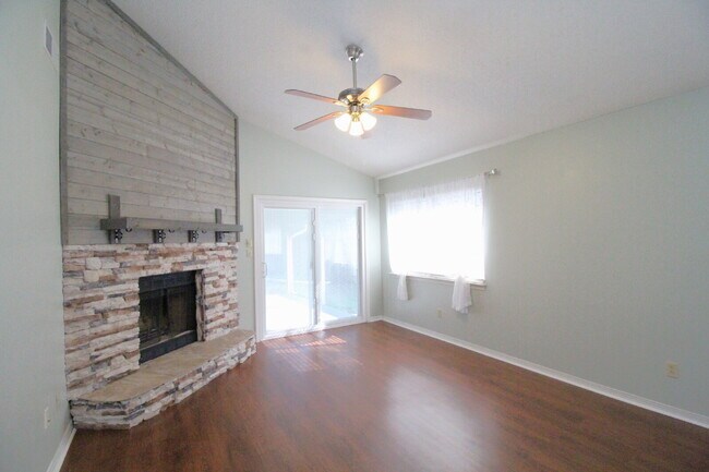 Building Photo - NE Pensacola 2BR/2BA with Ensuite, Dining ...