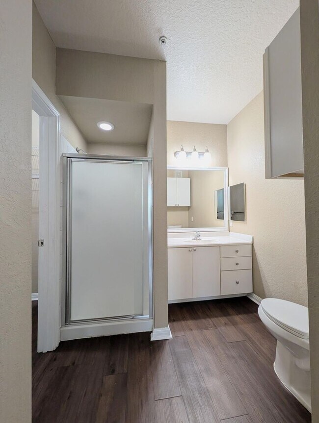 Building Photo - 1x1 Updated flooring & appliances. Includes balconette & washer & dryer
