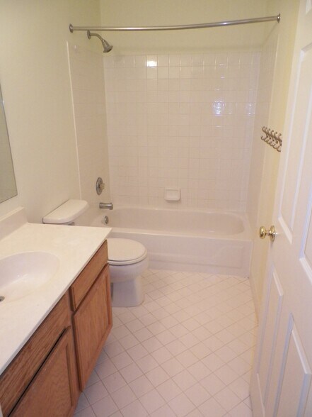 Building Photo - 5077 Rosewood Dr