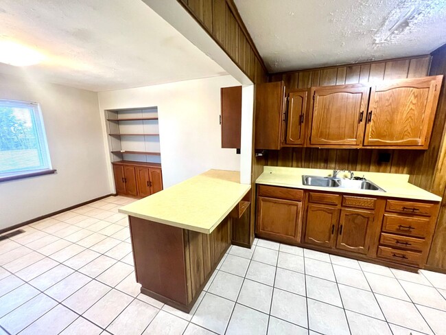 Building Photo - Charming 2 Bedroom, 1 Bath Home with Moder...