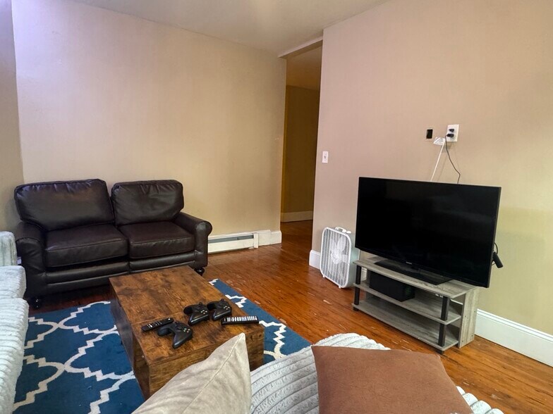 Building Photo - 38 Hillside St