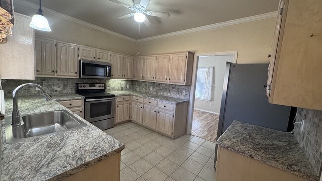 Building Photo - 607 Mustang St