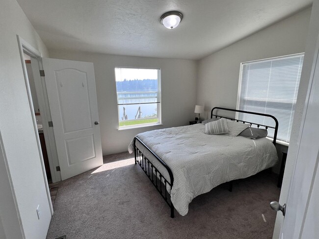 Building Photo - FULLY FURNISHED 2bed 1.5 bath HOME Waterfront